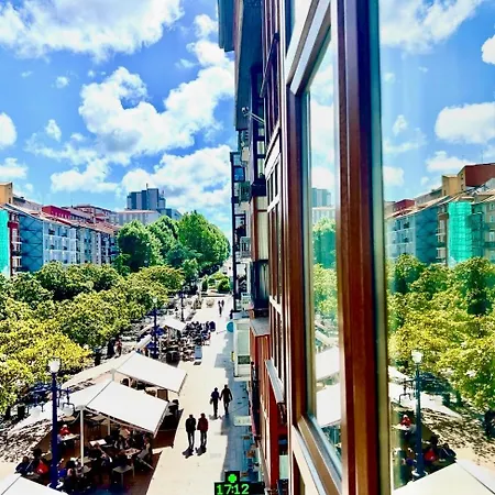 En El Centro De En La Plaza Juan Carlos I