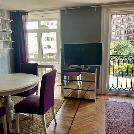 En El Centro De En La Plaza Juan Carlos I