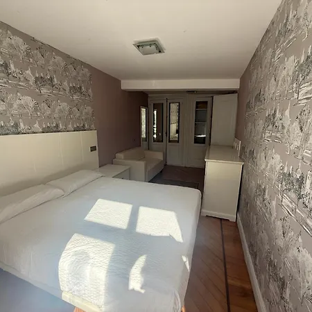 En El Centro De En La Plaza Juan Carlos I Santander