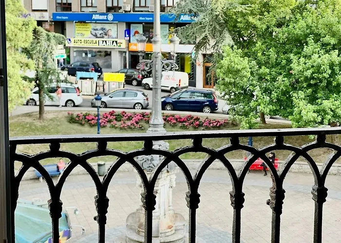 En El Centro De En La Plaza Juan Carlos I Apartamento *